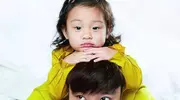 离异家庭孩子的难处，网暴压得喘不过气，爸爸出招护女儿