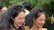 董璇佟丽娅黑头纱装扮游环球，丫丫为酒窝拍照，儿子被略过引笑声