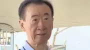 71岁王健林现身新疆，王思聪又换新女友？