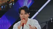 杨宗纬演唱会摔下2米舞台，粉丝尖叫，演出安全再引热议！