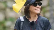59岁刘嘉玲贵州游玩挂鸡蛋引热议，背后习俗超暖心 
