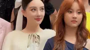 李小璐母女受邀走秀，12岁甜馨染橙头发，穿的很成熟但没妈妈好看