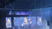 王菲现身谢霆锋演唱会，戴口罩淡定坐包厢角落