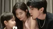 唐禹哲老婆晒全家福秀恩爱，称年龄永远是认识那年