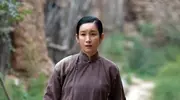 王新军一家三口逛街，47岁秦海璐显瘦，10岁儿子长高了 