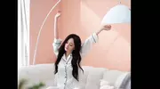 杨幂穿白色睡衣出镜，尽显慵懒舒适感