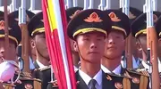 台上抬手展旗，台下父母泪崩！阅兵旗手张威火了，这才是该追的星