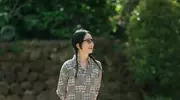 学周迅穿衬衫牛仔裤扎麻花辫，普通人也能逆袭显年轻？