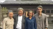 30岁家喻户晓，40岁剧组意外怀孕产子，丈夫超宠她！ 