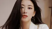 网友在上海偶遇40岁的朱珠，真漂亮，旁边的大哥的眼神拉丝了。 ？