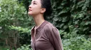周迅藕粉上衣配短裙状态绝了！红美甲有啥吸睛秘诀？