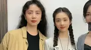 印花长裙出镜，她身材纤细尽显淑女范！ 