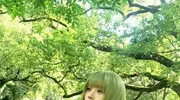 鞠婧祎多巴胺穿搭惊艳夏日，染绿发秒变丛林精灵