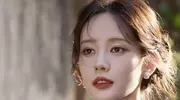 李一桐穿蓝色礼裙美照曝光，优雅浪漫气质尽显！