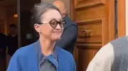 网友法国偶遇周迅，皮肤白皙，打扮俏皮可爱，只是多了些白发