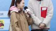 金莎42岁穿娃娃装跑马拉松，少女感爆棚，比小18岁男友还嫩