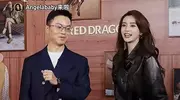 杨颖来内地活动了，穿香槟色礼服很美，跟小海绵通话身边坐着总裁