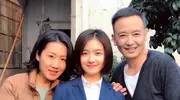 她凭《伪装者》火出圈，54岁不婚不育，母亲是她坚强的后盾！