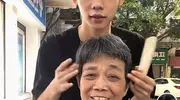 广西00后小伙在广东佛山免费为老人剪“王嘉尔”同款发型，有老人主动为他买吃的喝的