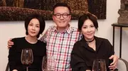 55岁王菲与59岁刘嘉玲豪宅聚会，素颜黑衣美似少女