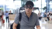 钱再多有什么用？55岁张嘉译患“不死癌症”，如今走路都站不直！