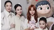 董璇、李小璐带女儿走秀：13岁甜馨气场全开，9岁小酒窝好乖巧
