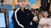 黄子韬空降杭州！生图脸肿、发福显油腻，现场连送10台手机好霸气