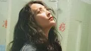 蒋勤勤穿复古牛仔化身港风女神，红唇大波浪风情万种