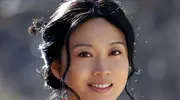 离婚21年，前夫早已组建新家庭，而事业早有所成的闫妮依旧单身