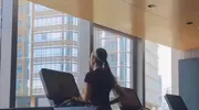 42岁李依晓婚后首晒丈夫引热议：她的幸福何须外人定义？ 