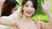 卢昱晓成“女友穿搭教科书”，4套私服满是恋爱感单品 
