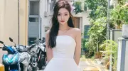 吴宣仪穿白色抹胸短裙，宛如夏日纯白仙女