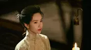 32岁陈都灵穿白裙清纯贵气，不愧是南航校花！ 