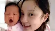 甜馨再为妈妈发声，晒合影配文案，评论区画风突变