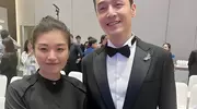 藏不住了？43岁胡歌带妻看房，素颜太太一个动作曝光真实夫妻状态