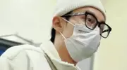 王鹤棣昨日上班路透，白色羊羔毛外套搭针织帽超吸睛
