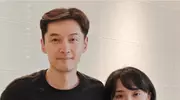 43岁胡歌和老婆上海看房，黄曦宁素颜但很自信，穿着宽松像孕妇