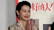 被胡杏儿惊艳！金色西装不搭牛仔裤，这样穿时尚好看