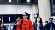 59岁巩俐科技美后状态大回春，穿红色毛衣+半身裙，减龄又洋气