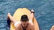 杨采钰晒夫妻正脸合照正式官宣，男方花75万包下豪华游艇陪她度假