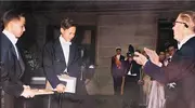 1957年，30岁杜致礼挽瑞典国王，出席诺奖颁奖仪式，尽显东方美！