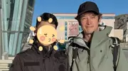 43岁胡歌和老婆上海看房，32岁黄曦宁素颜白净但显老，穿得宽松像孕妇
