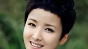 45岁演员黄曼似25岁模样，全家低调生活，成年女儿颜值高