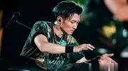 谢霆锋穿儿子Lucas设计T恤开唱，18岁儿子比他还帅！ 
