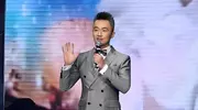 53岁白发程雷亮相商场，36岁妻子似少女，一家四口超温馨
