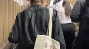 必看！“上海公交奶奶”白发微卷，普通人如何逆袭成优雅范本？