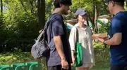 王传君夫妇国庆带娃穿情侣鞋秀恩爱，齐溪生完二胎腿变粗壮