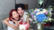 中秋团圆张晋与儿子合影，鱼蛋模仿爸爸动作，父子脸蛋超吸睛