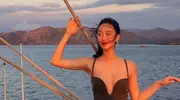 杨采钰首晒与老公合照！连换2套显身材穿搭，旗袍裙格外显身材！