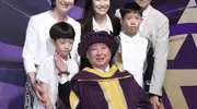 75岁洪金宝携家人游云南，老婆高丽虹贵气十足皮肤白到发光